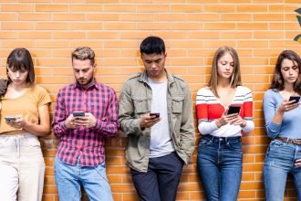 la Gen Z valorise la flexibilité, l’immédiateté du retour sur investissement académique et une vision du monde socialement responsable