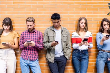 la Gen Z valorise la flexibilité, l’immédiateté du retour sur investissement académique et une vision du monde socialement responsable